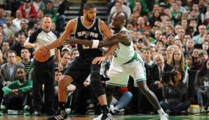 Platz 11: TIM DUNCAN vs. KEVIN GARNETT - Zwei der besten Power Forwards aller Zeiten, die sich immer wieder packende Duelle im Post lieferten. Die dreckige Spielweise von Garnett ließ sogar den sonst so ruhigen Duncan ab und an aus der Haut fahren.