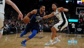 Somit stehen 14 Spieler für die kommende Spielzeit unter Vertrag. Neben den beiden Two-Way-Contracts ist noch ein Kaderplatz zu vergeben. Einer davon könnte an Veteran Devin Harris gehen, der in der vergangenen Saison 68 Spiele für die Mavs bestritt.