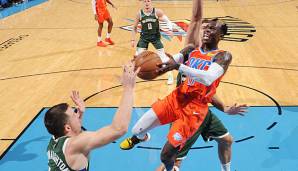 Dennis Schröder avanciert mit 25 Punkten zum Topscorer der Thunder gegen die Bucks.