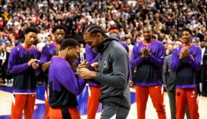 Kyle Lowry (l.) und Kawhi Leonard scherzten bei der Ring-Zeremonie miteinander.