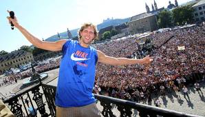 Dirk Nowitzki wird nach dem Titelgewinn 2011 begeistert in seiner Heimatstadt Würzburg empfangen.