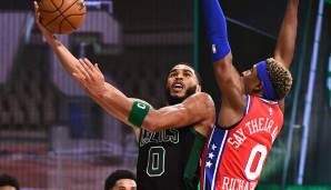 Jayson Tatum ist der jüngste Celtics-Spieler aller Zeiten, der in einem Playoff-Spiel mindestens 30 Punkte und 10 Rebounds auflegt.