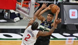 Kawhi Leonard (li.) verteidigt Giannis Antetokounmpo (re.).