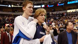 Dirk Nowitzki und Shawn Bradley spielten zusammen für die Dallas Mavericks.