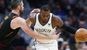 Gar nicht spielt hingegen PAUL MILLSAP, der nicht bei den Nets weilt, sondern individuell in Atlanta trainiert. Es gibt die Vereinbarung, dass ein Trade gesucht wird. Gemäß Stein gestaltet sich das aber schwierig, die Nets wollen einen Shooter.