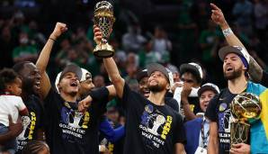 Stephen Curry reckt zum ersten Mal in seiner Laufbahn die Bill Russell Trophy in die Höhe.