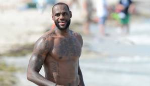 IMMOBILIEN: Luxusanwesen dürfen im LeBron-Imperium natürlich ebenfalls nicht fehlen. Die Basketball-Legende besitzt mindestens drei Häuser, deren Wert das Wirtschaftsmagazin auf insgesamt etwa 80 Mio. Dollar schätzt.