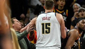 Nikola Jokic geriet im zweiten Viertel mit Suns-Besitzer Mat Ishbia aneinander.