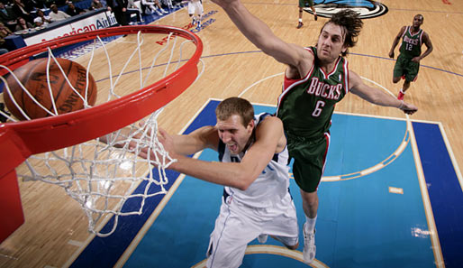 Dirk Nowitzki (l.) war mit 30 Punkten Topscorer, Andrew Bogut holte die meisten Rebounds