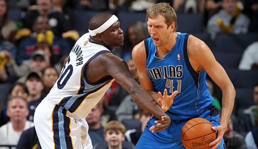 Grizzlies-Power-Forward Zach Randolph (l.) stahl Dirk Nowitzki bei dessen Comeback die Show