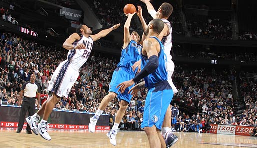 Nets-Guard Stephen Graham (l.) kann den entscheidenden Treffer von Dirk Nowitzki nicht verhindern