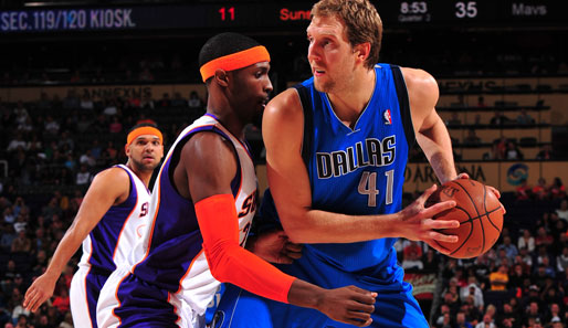 Im Eins-Gegen-Eins (hier gegen Hakim Warrick) war Dirk Nowitzki von den Suns nicht zu stoppen