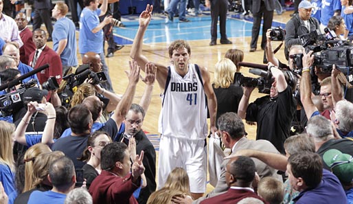 Victory-Pose: Dirk Nowitzki jubelt etwas gelöster als sonst über Sieg in Spiel 1