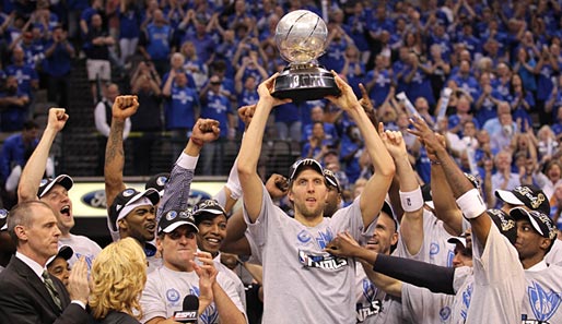 Dirk Nowitzki und Dallas bejubeln die Western-Conference-Trophäe