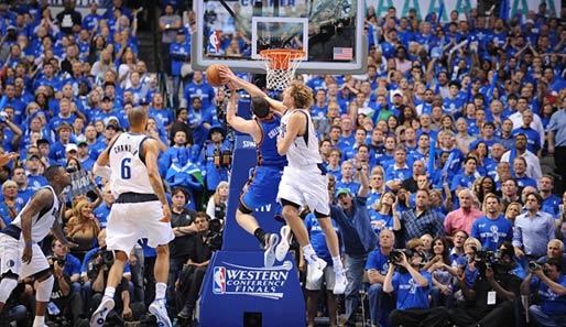 Auch am Mavericks-Korb geht es zwischen Dirk Nowitzki und Nick Collison physisch zu