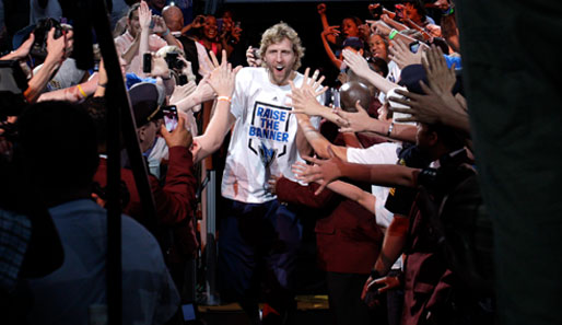 Dirk Nowitzki wird von den Fans der Mavericks bei der Titelfeier zur NBA-Championship bejubelt