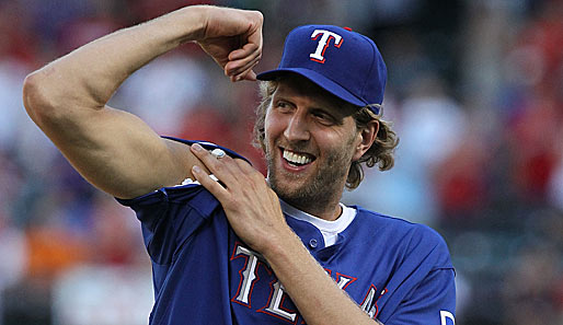 Dirk Nowitzki begeisterte die Fans vor dem Spiel MLB-Spiel der Texas Rangers