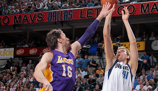 Dirk Nowitzki (r.) und Pau Gasol lieferten sich ein packendes Duell