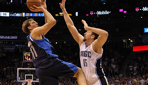 Der Gamewinner: Dirk Nowitzki geht gegen Hedo Turkoglu zum Wurf und hoch