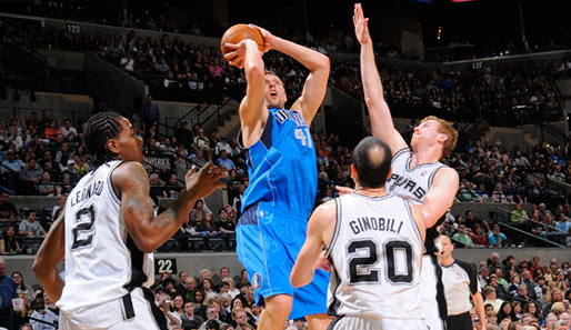 Der von Matt Bonner (r.) verteidigte Dirk Nowitzki enttäuschte nach der Pause auf ganzer Linie