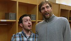 SPOX-Reporter Jan Boehmer beim Grimassen-Contest mit Dirk Nowitzki im Locker-Room