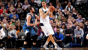 Dirk Nowitzki (r.) erzielte zwar mehr Punkte als Kevin Love (l.), verlor aber trotzdem