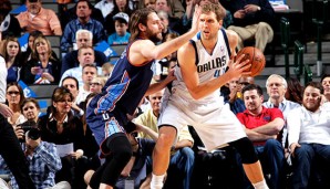 Dirk Nowitzki (r.) erzielte mehr Punkte als Josh McRoberts (l.), der verteilte aber 13 Vorlagen