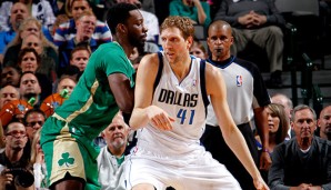 Dirk Nowitzki (r.) traf zwar nicht viele seiner Würfe, war aber trotzdem Top-Scorer der Mavs