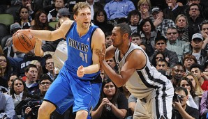 Dirk Nowitzki (l.) muss trotz guter Leistungen mit den Dallas Mavericks um die Playoffs bangen