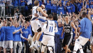 Vince Carters (2.v.l.) Buzzerbeater brachte den Mavs die überraschende Führung gegen San Antonio