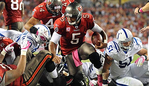 Buccaneers-Quarterback Josh Freeman (M.) nahm gegen die Colts selbst das Heft in die Hand