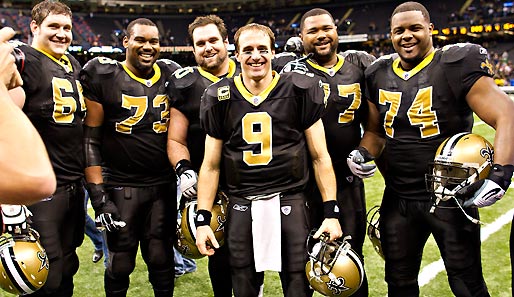 Saints-Quarterback Drew Brees lässt sich gemeinsam mit seiner O-Line feiern