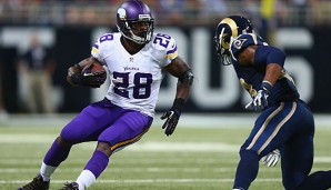 Adrian Peterson (l.) wurde von Reggie Bush verteidigt