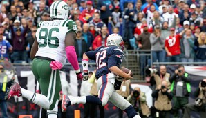 Tom Brady (r.) entwischt Pass Rusher Muhammad Wilkerson