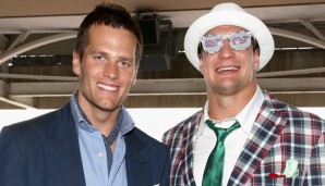 Tom Brady (l.) hat sich mit einer Schere verletzt - Rob Gronkowski (r.) konnte es nicht verhindern