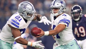 QB Dak Prescott (r.) gibt den Ball an Running Back Ezekiel Elliot