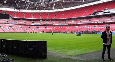 Hail-Mary-Moderator Herzi, im Hintergrund das menschenleere Wembley