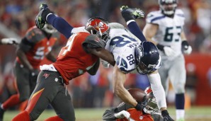 Jimmy Graham (r.) wird von der Bucs-Defense unangespitzt in den Boden gerammt