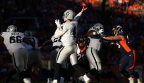 Derek Carr (M.) muss sich am Sonntag Denvers Pass Rush erwehren