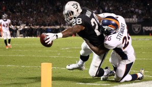 Raiders-Back Latavuis Murray (l.) war von der Denver-Defense nur selten zu halten