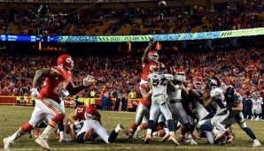 Dontari Poe (M.) passt den Ball auf Harris (l.), der ist völlig frei und bekommt den Touchdown