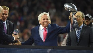 Robert Kraft mit der Vince Lombardi Trophy. Links im Hintergrund ist Commissioner Roger Goodell zu sehen