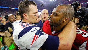 Dwight Freeney (l.) ist zwar am Boden zerstört, erkennt aber auch die Größe von Brady an