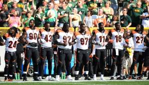 Die Bengals schrenkten bei ihrer Reise ins Lambeau Field während der Nationalhymne die Arme ineinander