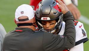 Bucs-Headcoach Bruce Arians drückt Tom Brady nach Tampas Triumph im Super Bowl LV 2021.