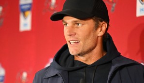 Tom Brady stellt sich den Fragen der Presse.