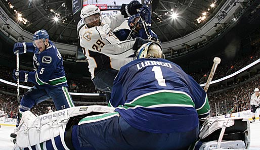 Duell des Abends: Letztlich setzte sich Joel Ward gegen Canucks-Goalie Roberto Luongo durch