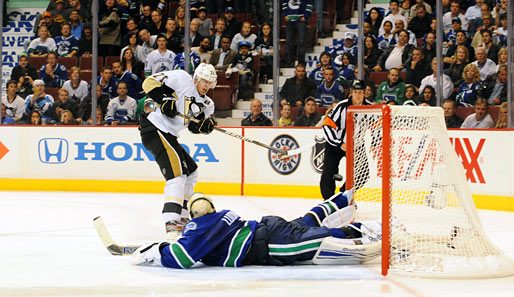 Pens-Star Evgeni Malkin bezwingt im Shootout Canucks-Keeper Roberto Luongo