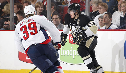 David Steckel (l.) im Duell mit Sidney Crosby von den Pittburgh Penguins