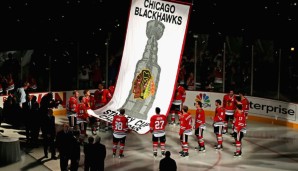 Vor dem Spiel zogen die Blackhawks ihr Championship-Banner unter die Hallendecke